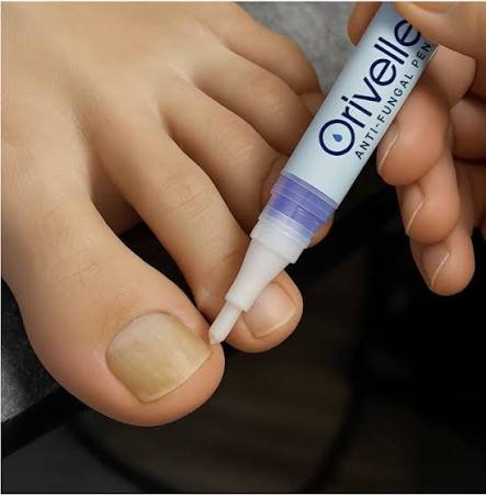 Orivelle Pflegeöl wird auf Nagel und Nagelhaut aufgetragen